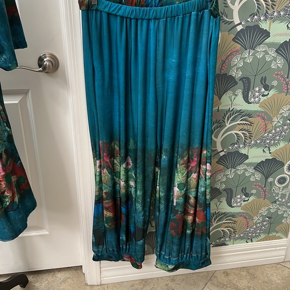 NWOT Two piece summer fun. Tunic with matching capri. Perfect condition. 1X - Picture 10 of 11